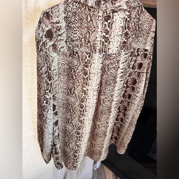 PRETTY LITTLE THING BUTTON DOWN - Picture 5 of 5